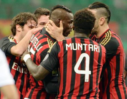 Balotelli riceve l'abbraccio anche di Poli e De Sciglio. Ansa